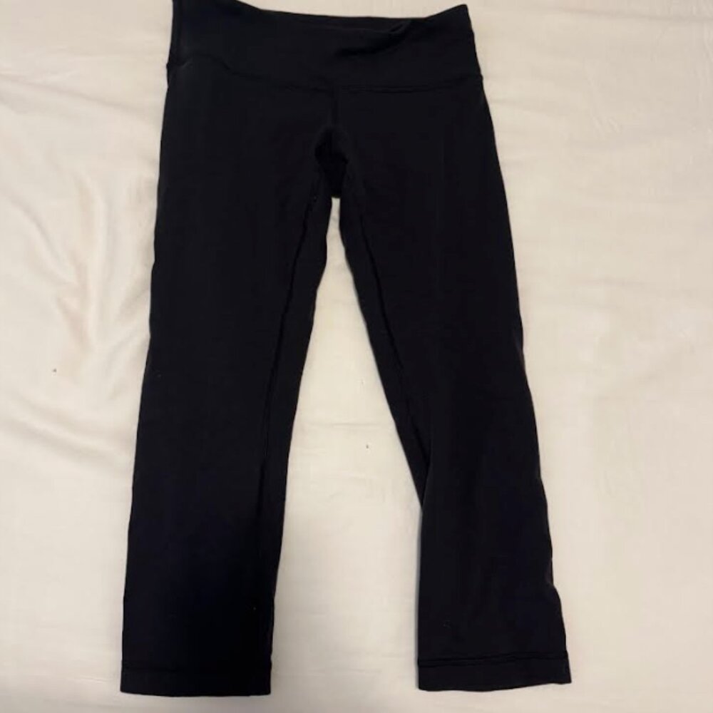Lululemon low rise black capris (28")